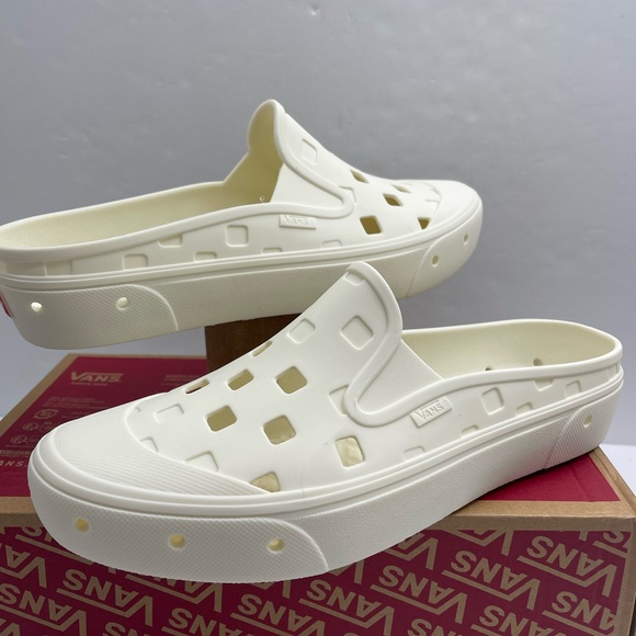 Vans Men’s Slip-On Mule Trk
Marshmallow
VN0005V8FS8 Cream Perforated Mules - Picture 10 of 16